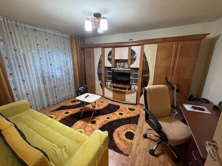 Apartament cu 3 camere decomandat în Valea Rosie