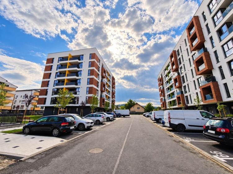 Apartament cu 3 camere semidecomandat, mobilat în Florești