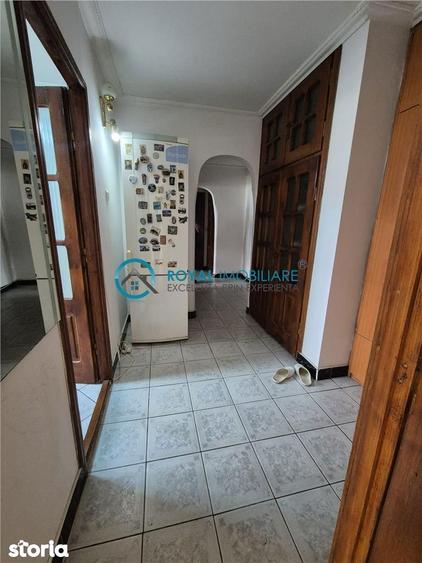 Royal Imobiliare - Vanzare apartament 3 camere zona Malu Rosu - 2