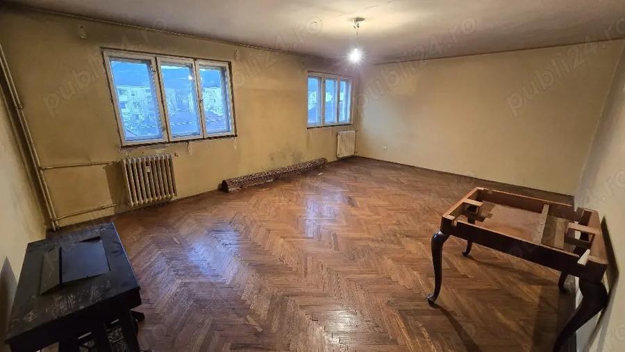 Proprietar vand apartament decomandat 3 camere 90 mp Brad zona Spital - 8