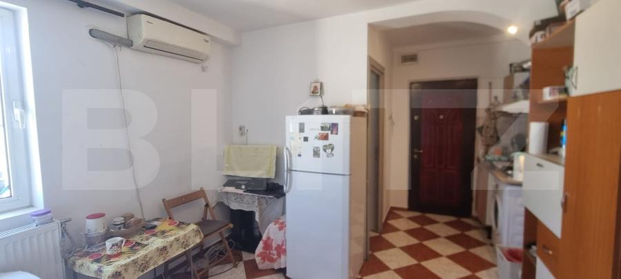 Garsoniera cu baie si geam mare  - scara foarte ingrijita - 6