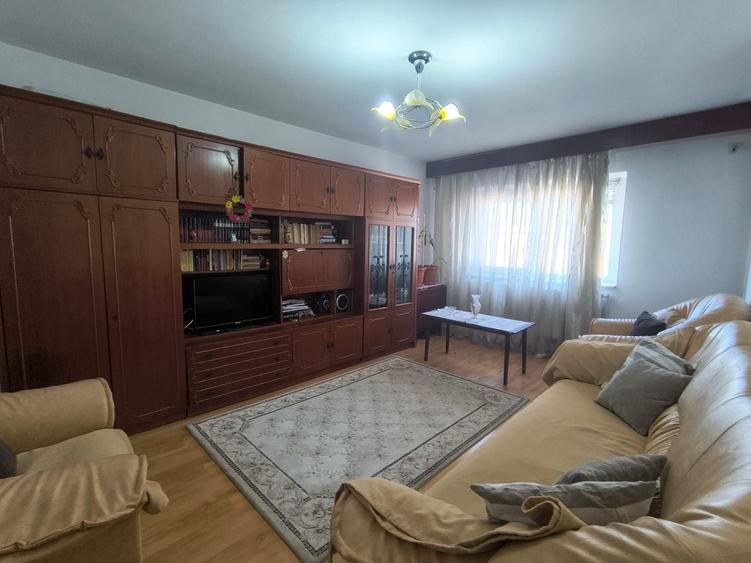 Apartament cu 3 camere decomandat în Dacia