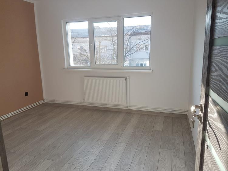 Apartament doua camere, decomandat, etaj 4, cu sarpanta, renovat modern, stradal - 9