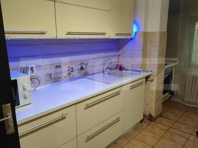 Apartament cu 3 camere semidecomandat, mobilat în Podul de Piatră
