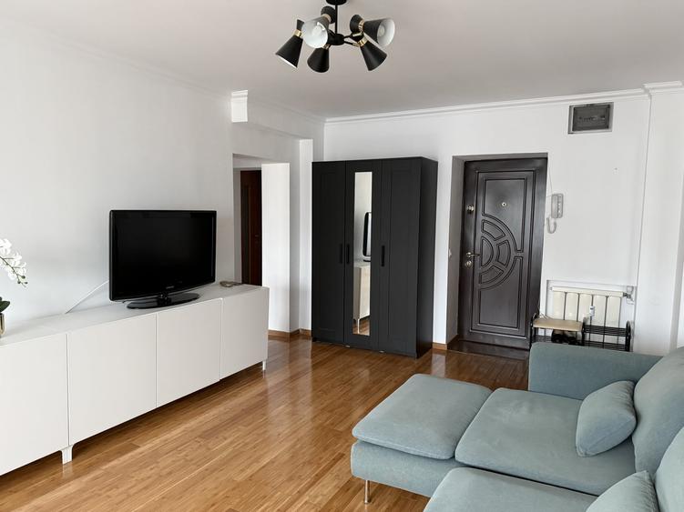 Apartament cu 3 camere semidecomandat, mobilat în Decebal