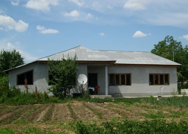Casa din boltari, acoperita cu tabla, vizavi de gara - 4