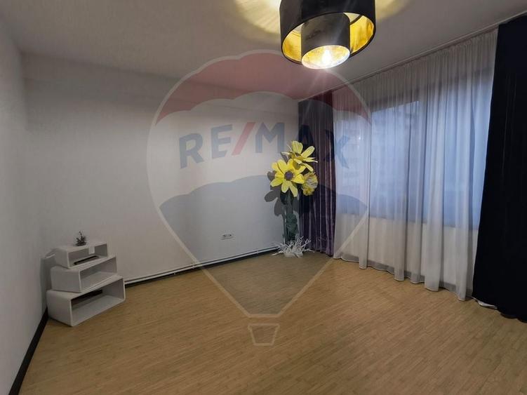 Apartament cu 3 camere de inchiriat in zona Km 5 - 5