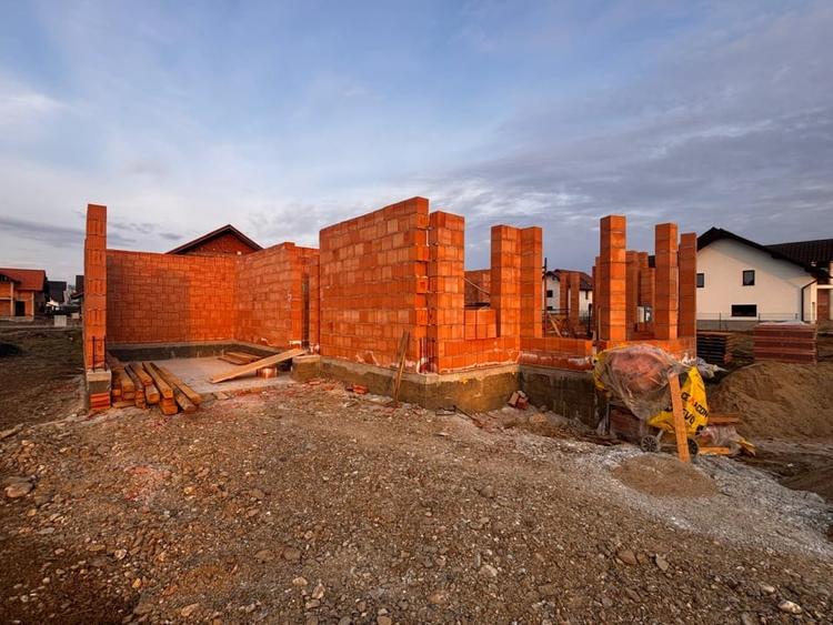 Casă la stadiul de roșu, situată în Beclean, cartier Podirei. - 2