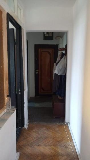 Apartament cu 2 camere semidecomandat, mobilat în Craiovița Nouă