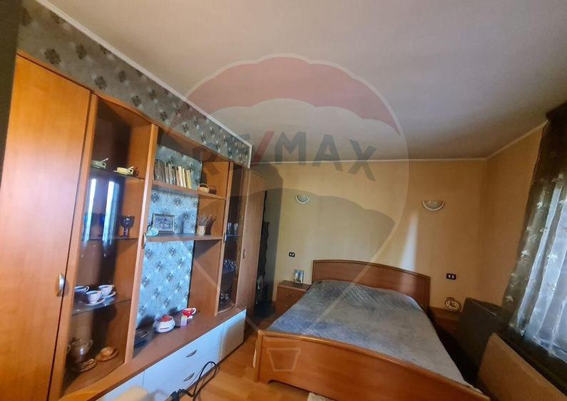 Casa / Vila cu 6 camere in Jorasti - 2