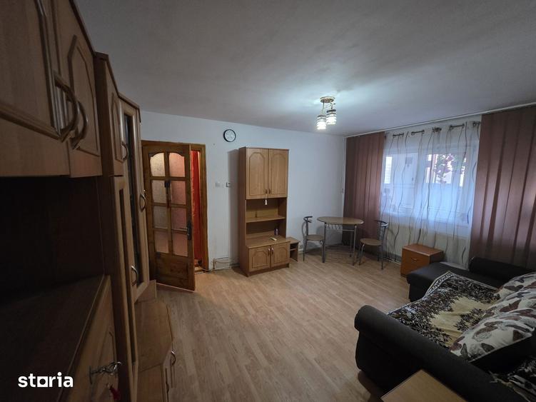 Apartament cu 3 camere semidecomandat în Calea București