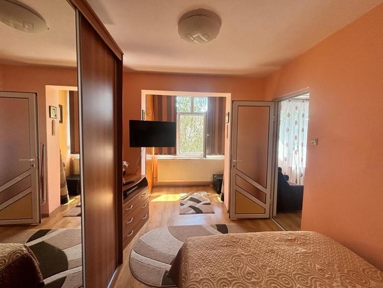Apartament cu 3 camere semidecomandat, mobilat în Calea Moldovei