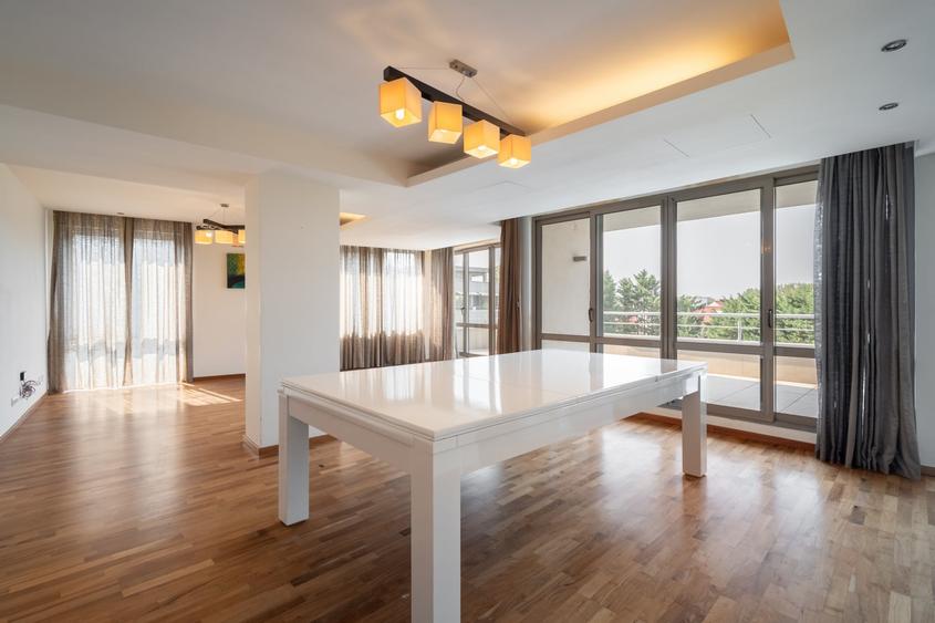 Apartament cu 5 camere decomandat în Băneasa
