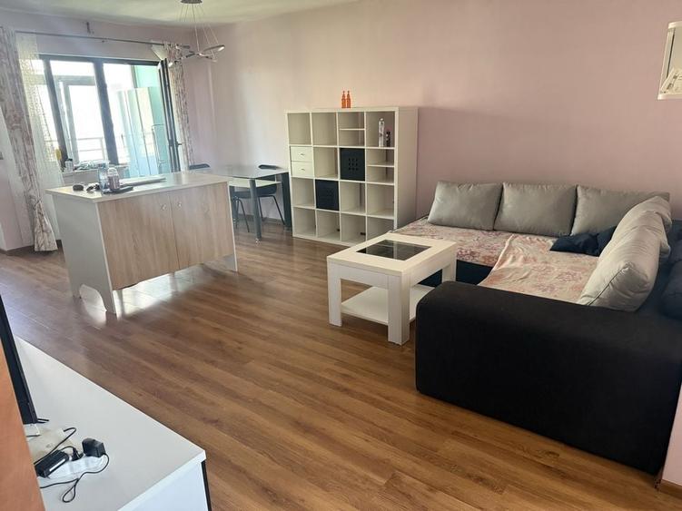Apartament cu 3 camere decomandat în Roșu