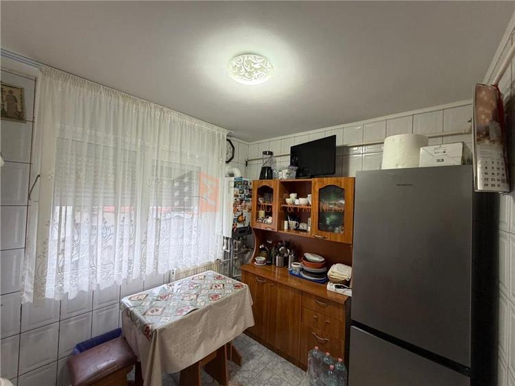 Apartament cu 2 camere semidecomandat, mobilat în Berca