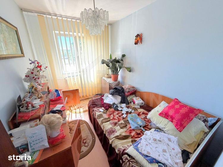 Apartament cu 3 camere semidecomandat în Craiovița Nouă