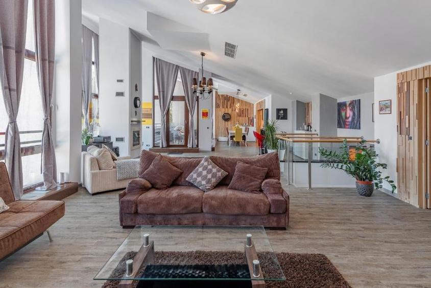 Penthouse cu 4 camere decomandat în Poiana Brașov