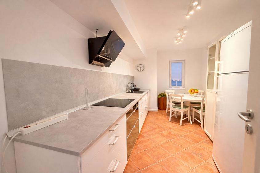 Apartament cu 3 camere decomandat, mobilat în P-ța Alba Iulia