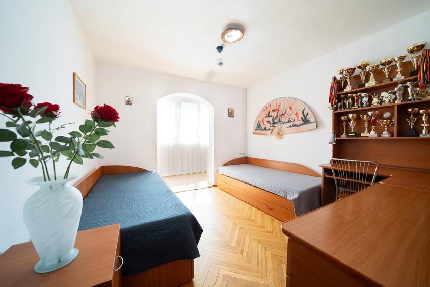 Apartament cu 3 camere semidecomandat, mobilat în Baba Novac