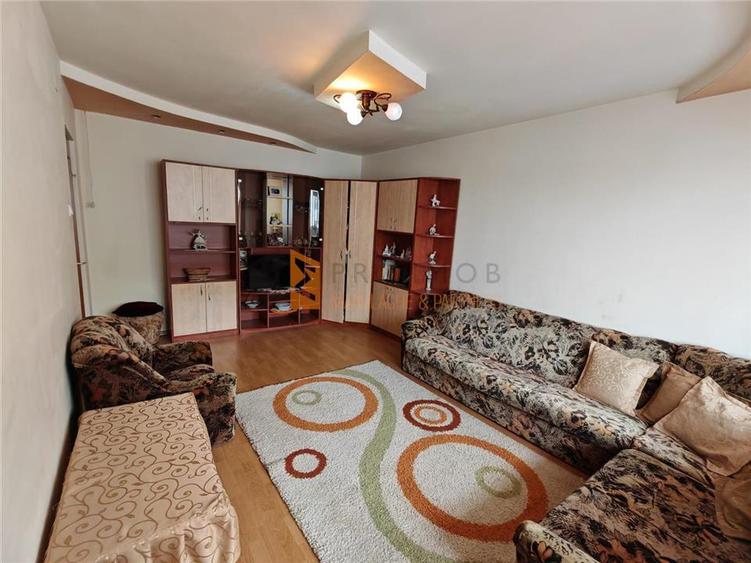 Apartament cu 2 camere decomandat, mobilat în Micro 5
