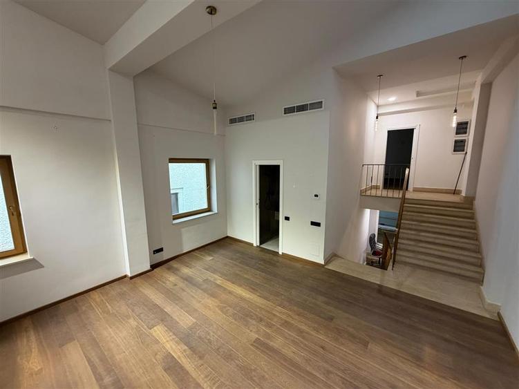 Casă individuală cu 12 camere cu Teren 200 Mp în Dorobanți
