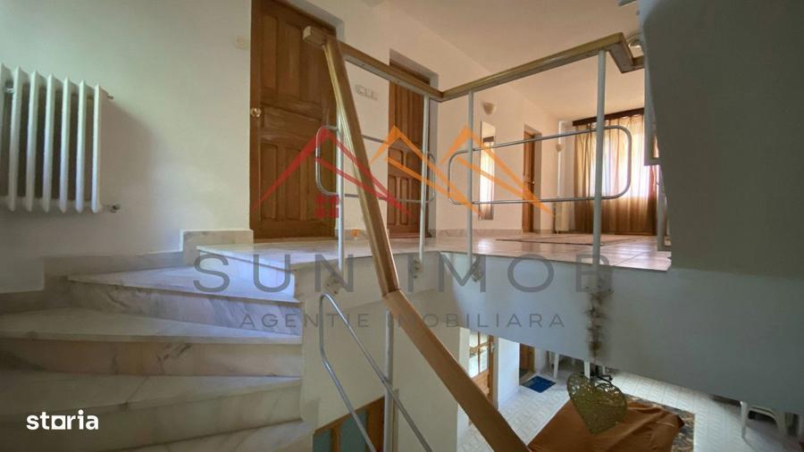 Vila de vanzare, teren 3100 mp, 7 camere, 6 grupuri sanitare, 3 CT, an - 18