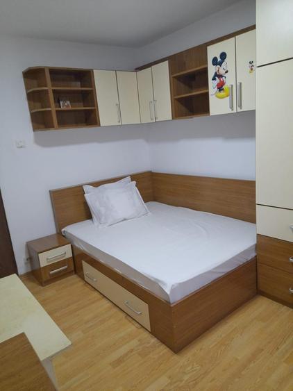Piata Veteranilor Proprietar inchiriez apartament 3 camere - 5