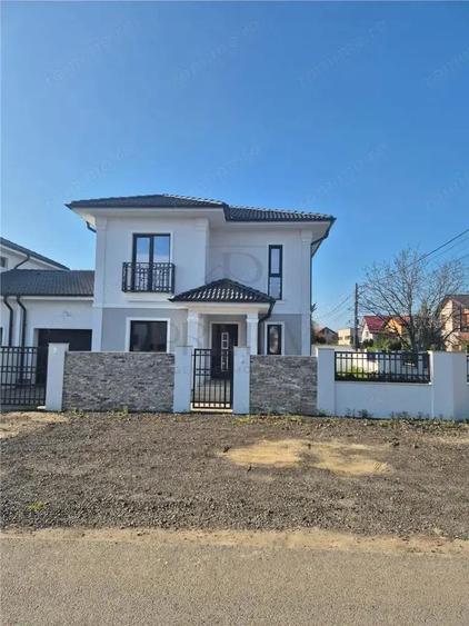 Duplex despartit prin garaj - 130 mp utili - teren 450 mp - toate utilitatile - 5