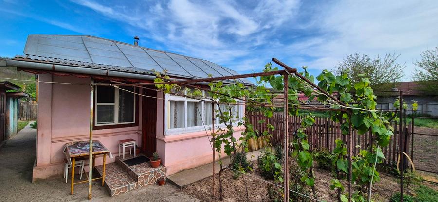 Vând 2 corpuri casa si teren 2000 mp - 1