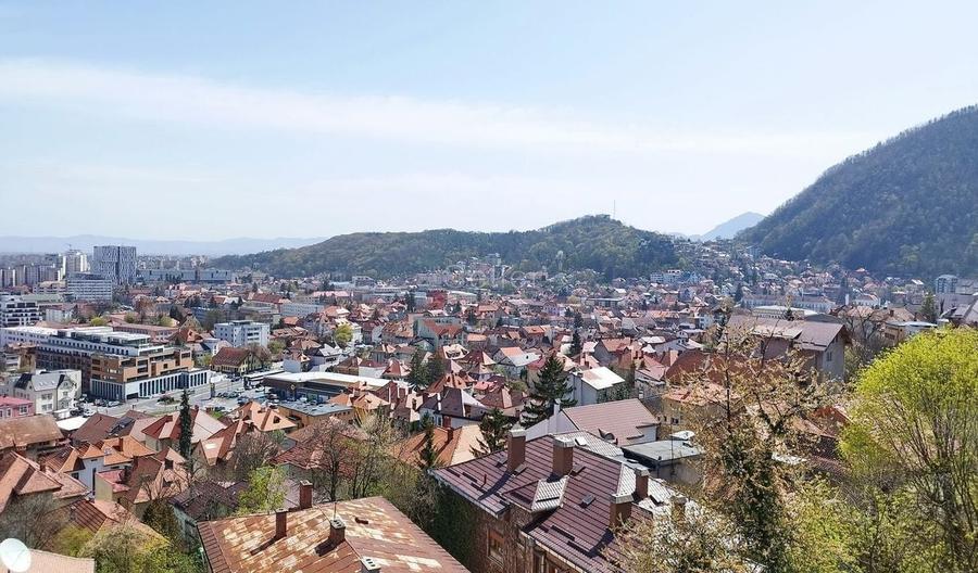 Priveliste Panoramica Spre Oras Si Masivul Tampa - 18