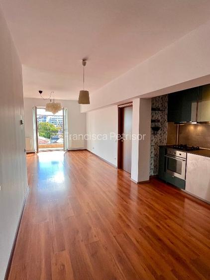 Vând apartament de 3 camere cu suprafață de 66 mp plus balcon de 4 mp Vând apartament de 3 camere cu suprafață de 66 mp plus balcon de 4 mp