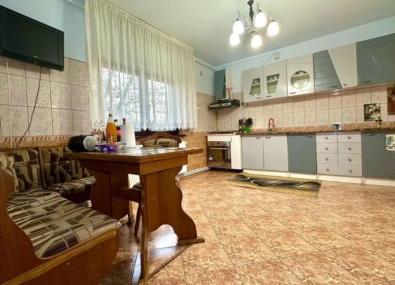 Casă spațioasă  (6 camere) + teren 1382mp + garaj si foisor - 6