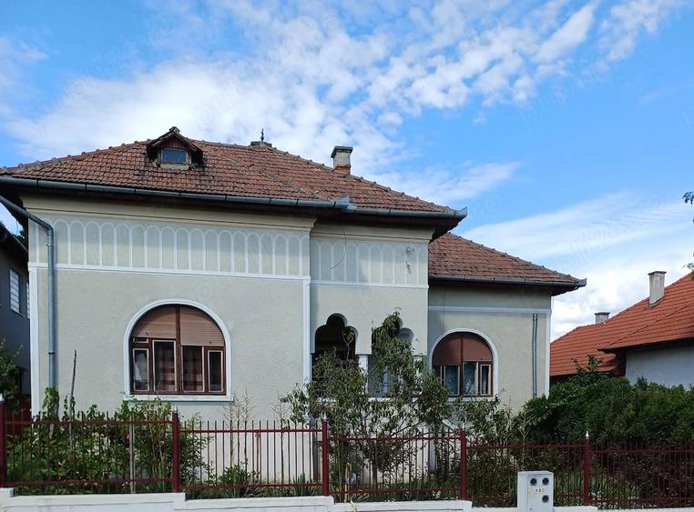 Casă cu 4 camere cu Teren 600 Mp în Central