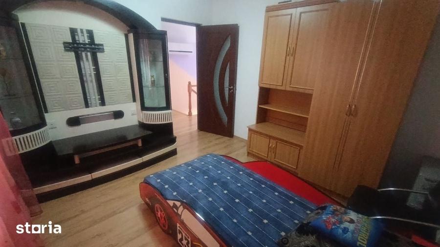 Casă cu 5 camere cu Teren 250 Mp în Cernele