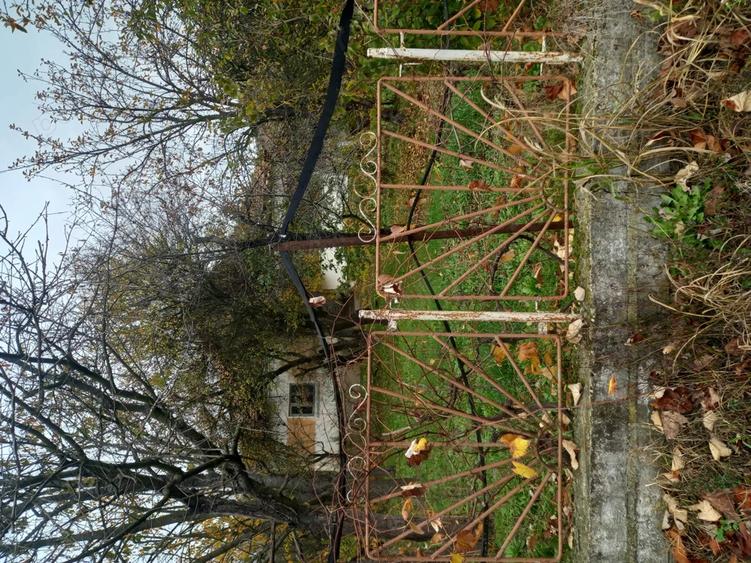 Vand casa in localitatea Scorusu,5 km distanta de Turceni,3 camere plus baie ?i bucatarie, livada cu - 5