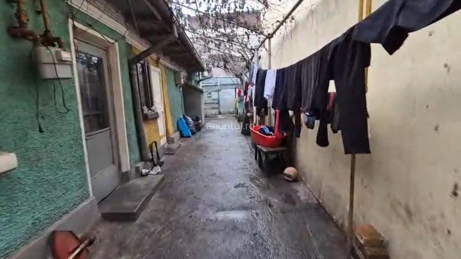 Teren 711 mp si casa batraneasca toate utilitatile