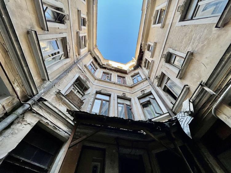 Imobil 2185 mp Centrul Istoric Piata Unirii 500 mp teren vitrina 19 m - 27