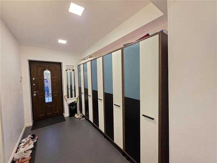 Casă cu 10 camere cu Teren 620 Mp în Mogoșoaia