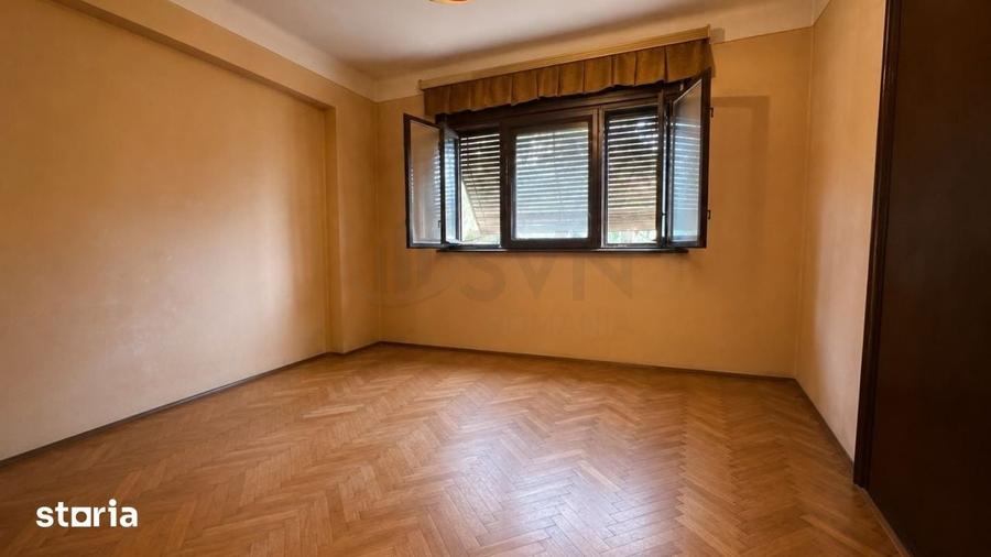Casă cu 8 camere cu Teren 100 Mp în Centrul Civic