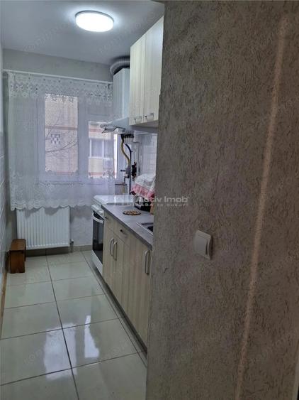 Apartament cu 3 camere semidecomandat în Micro III