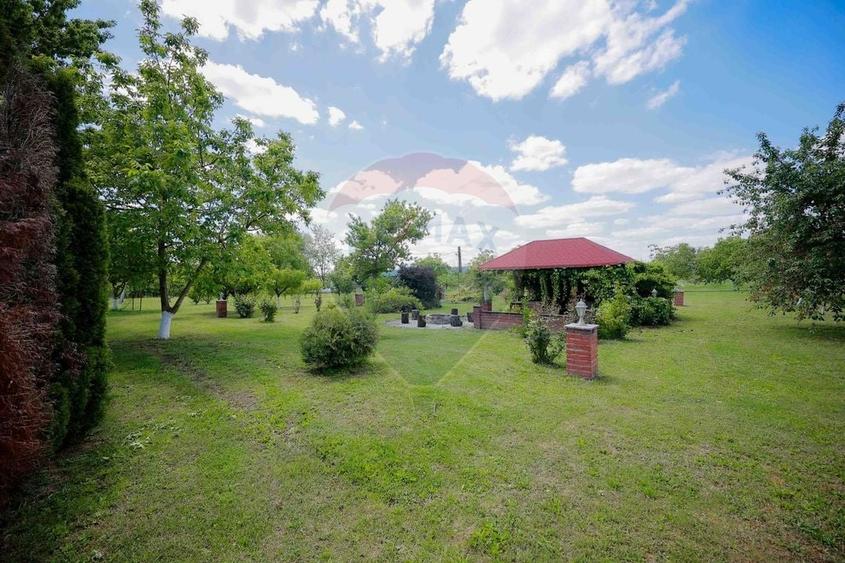 Casă individuală cu 5 camere cu Teren 53883 Mp în Periferie