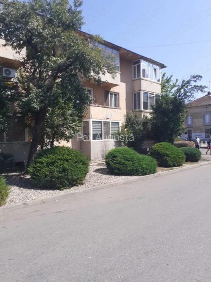 Vand apartament 2 camere zona Dambovi?a