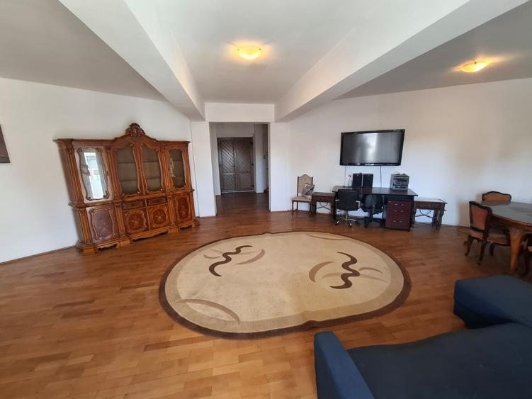 Apartament cu 3 camere decomandat în Boul Roșu
