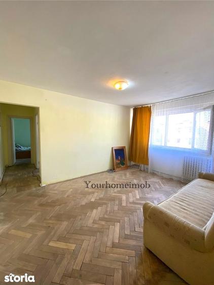 Apartament cu 3 camere semidecomandat în Craiovița Nouă