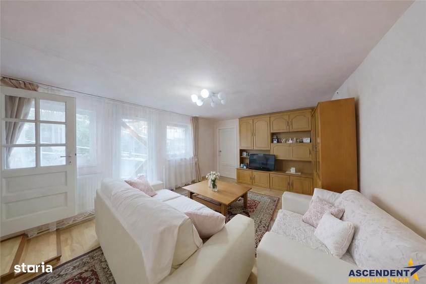 Casuta singura in curte, in Cetatea Medievala a Brasovului - 1