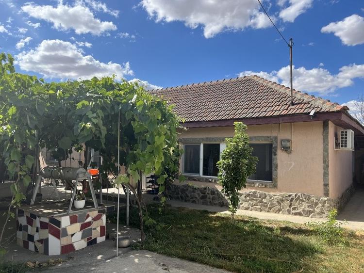 Sacele, Jud Constanta. Oportunitate! Casa la sol, 4 camere si dependinte,livada! - 1