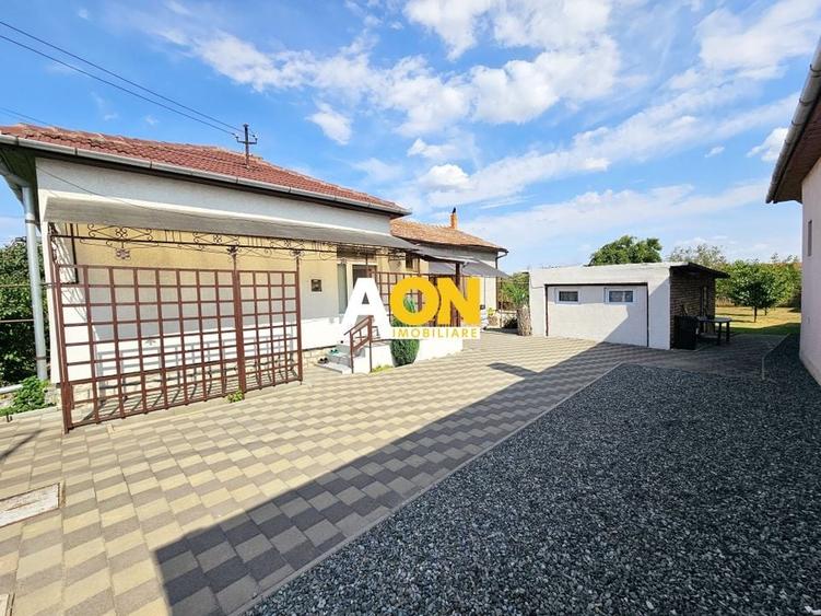 Casa 4 camere, 2 bai, 2 bucatarii, 1050 mp teren, zona Centru - 1