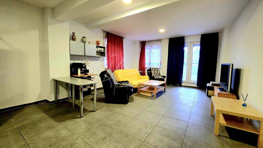 Apartament cu 5 camere si curte de 358 mp. - 56