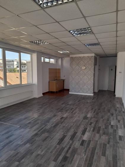 De vanzare cladire de birouri semicentral - 3