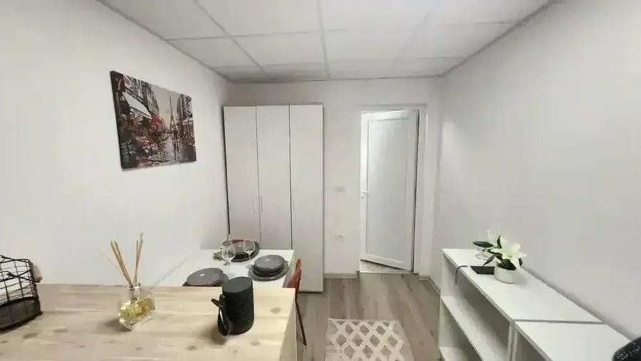 Garsonieră decomandată în Vest